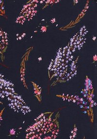 Dunkles Gewebe mit Ansammlungen von bunten Blumenmustern in Rosa, Lila und Blau, umgeben von grünem Laub auf einem marineblauen Hintergrund.