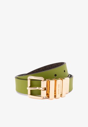 Groene leren riem met een gouden metalen gesp. De gesp heeft een rechthoekig ontwerp met vier segmenten gegraveerd met "MICHAEL KORS."