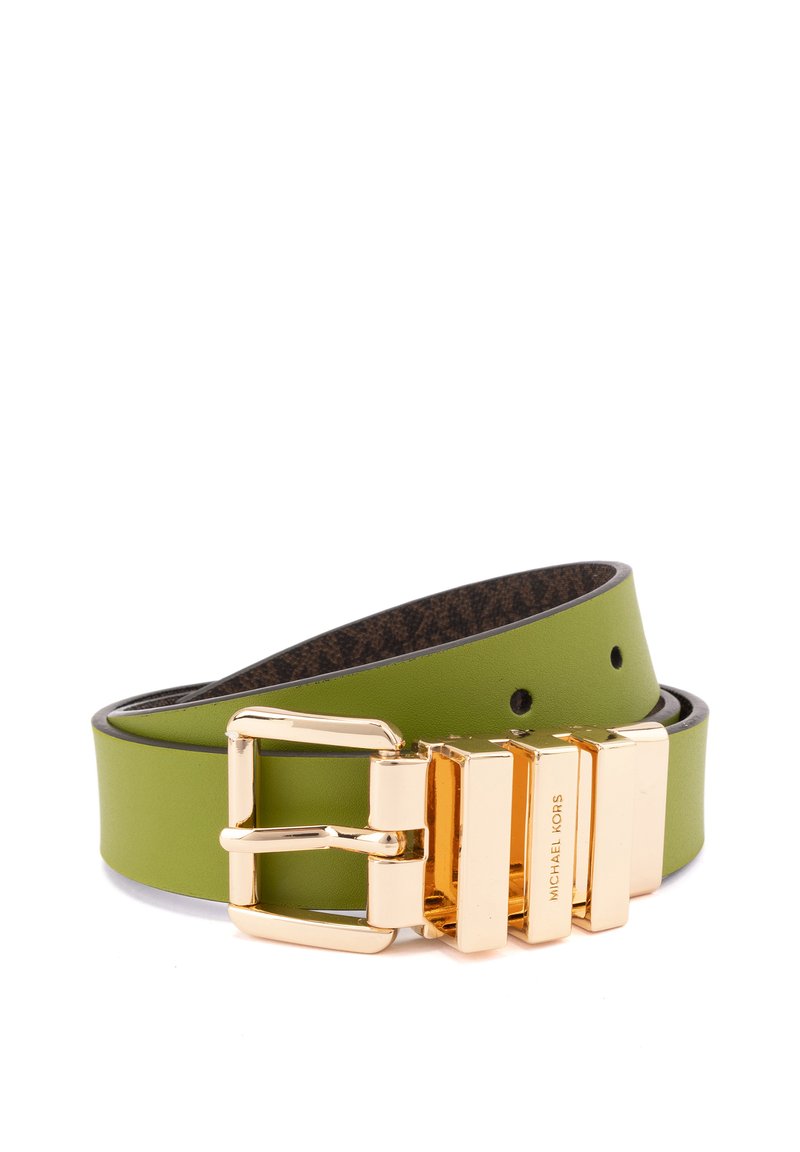 Groene leren riem met een gouden metalen gesp. De gesp heeft een rechthoekig ontwerp met vier segmenten gegraveerd met "MICHAEL KORS."