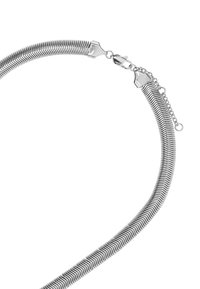 Srebrny metalowy naszyjnik w kształcie łańcuszka z elastycznym designem oraz splatanymi ogniwami, zakończony zapięciem na karabińczyk i regulowanym przedłużeniem.