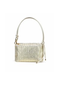 Bolso de mano metálico dorado con una superficie texturizada, forma rectangular y un asa de color crema con un acento anudado.
