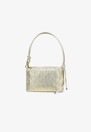 Bolso de mano metálico dorado con una superficie texturizada, forma rectangular y un asa de color crema con un acento anudado.