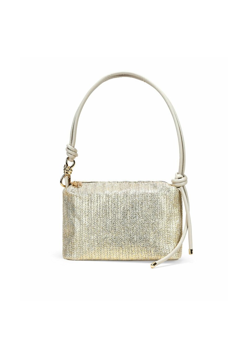 Bolso de mano metálico dorado con una superficie texturizada, forma rectangular y un asa de color crema con un acento anudado.