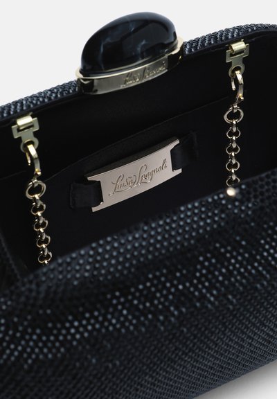 Pochette texturée noire avec poignée chaîne dorée, fermoir ovale noir et plaque intérieure dorée portant l'inscription Luis by Lagnoli.