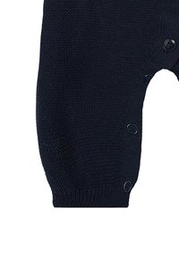 Romper tricoté marine avec un tissu texturé, un col rond et des fermetures à pression sur le côté pour un habillage facile.