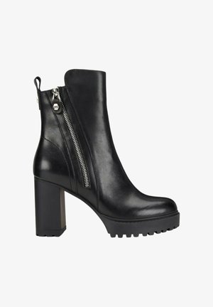 Stivaletto in pelle nera con tacco spesso, dettaglio con zip laterale e suola in gomma con battistrada decorato per una migliore aderenza.