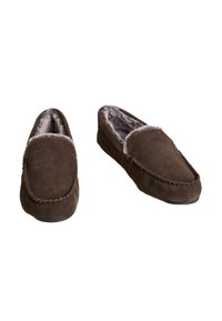 Pantofole in camoscio marrone con una morbida e lussuosa fodera interna. Presentano una punta arrotondata, un design slip-on e cuciture decorative lungo i bordi.