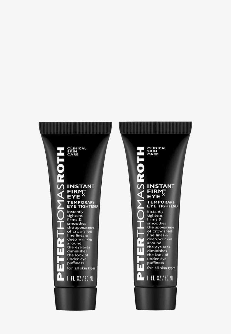 Czarne tubki z zakrętką oznaczone "Instant Firm Eye" z białym logo i tekstem, zawierające 30 ml każda, zaprojektowane do zabiegu ujędrniającego okolice oczu.
