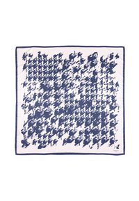 Donkerblauwe sjaal met een modern houndstoothpatroon op een lichtcrème achtergrond, afgewerkt met een marineblauwe rand.