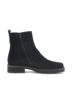 Zwarte enkelboot van suede, met een zijrits, elastische band, ronde neus en een gemetalliseerde rubberen zool met een lichte hak.