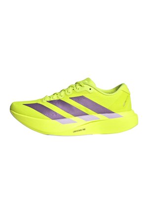 Hellgelber Laufschuh mit violetten Streifen und dicker Sohle mit der Aufschrift „Lightstrike Pro“ auf weißem Hintergrund.