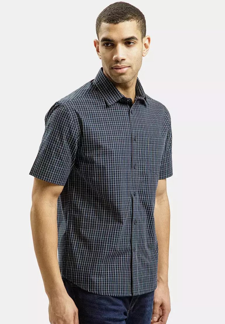 Koszula krótko rękawowa zapinana na guziki w kolorze granatowym z białą kratką. Posiada klasyczny kołnierzyk oraz kieszeń na lewej piersi.