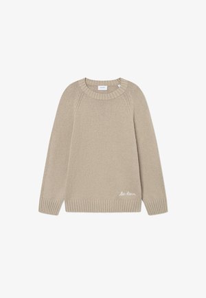 Bežani pleteni pulover s okruglim izrezom, rebrastim donjim rubom i manžetama, s izvezenom oznakom sprijeda. Mekana tekstura, opušteni kroj.