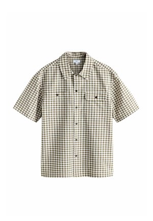 Košeľa s krátkym rukávom na gombíky s hnedo-bielym kockovaným vzorom a dvoma náprsnými vreckami, položená naplocho na bielom pozadí.
