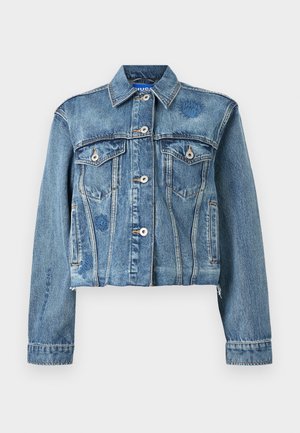 Lys blå denim truckerjakke med to brystlommer, sølvknapper og blomsterbroderi på venstre skulder. Croppet design.