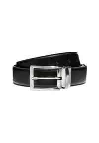 Cinturón de cuero negro con una hebilla rectangular de metal plateado, seis agujeros de ajuste y un acabado liso y brillante.