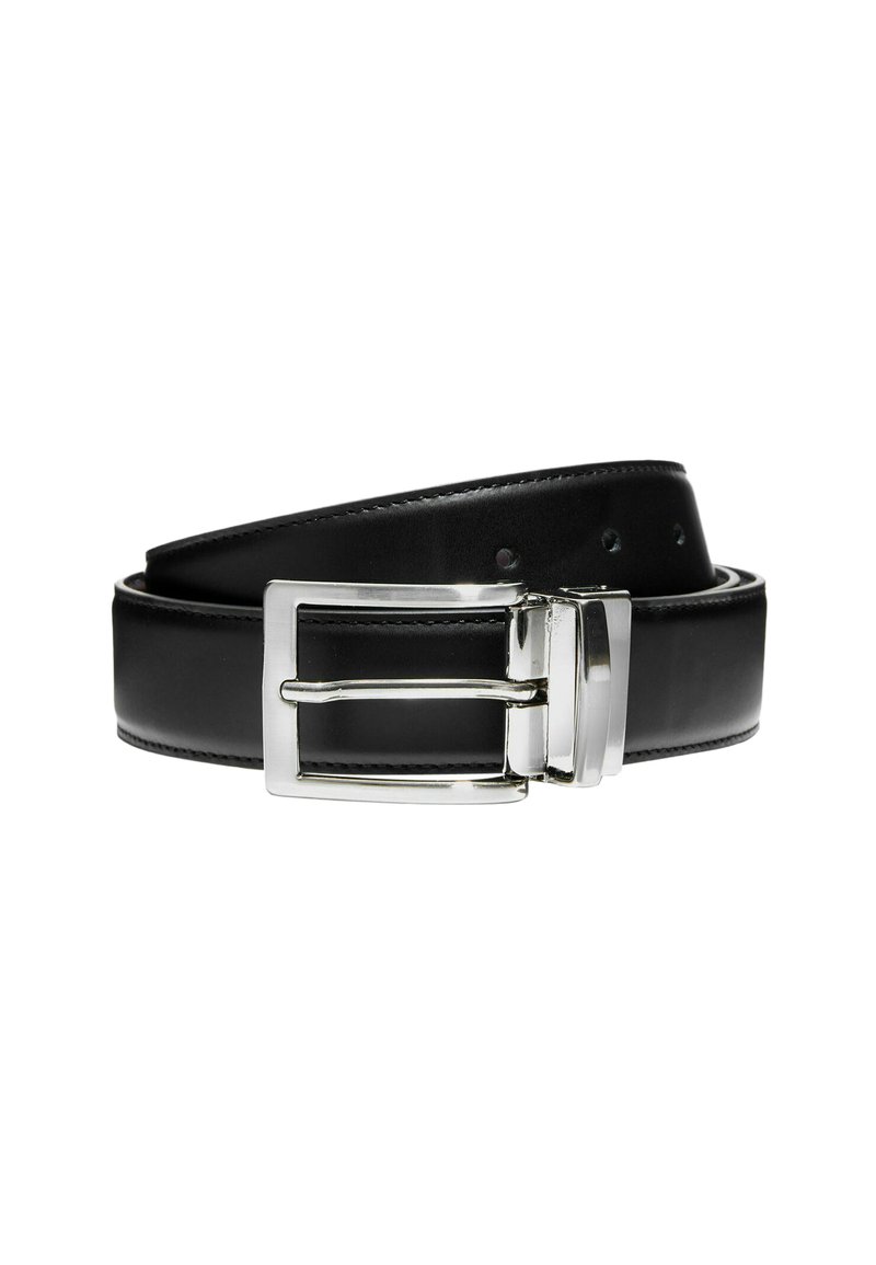 Cinturón de cuero negro con una hebilla rectangular de metal plateado, seis agujeros de ajuste y un acabado liso y brillante.