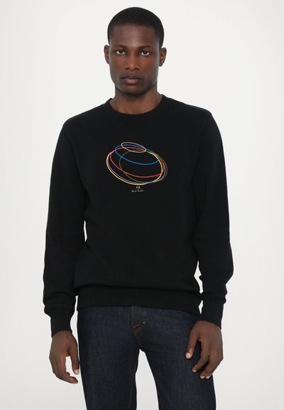 Schwarzer Pullover aus weichem Baumwollmaterial, mit mehrfarbigen kreisförmigen Designs auf der Vorderseite sowie einem gerippten Kragen und Bündchen.