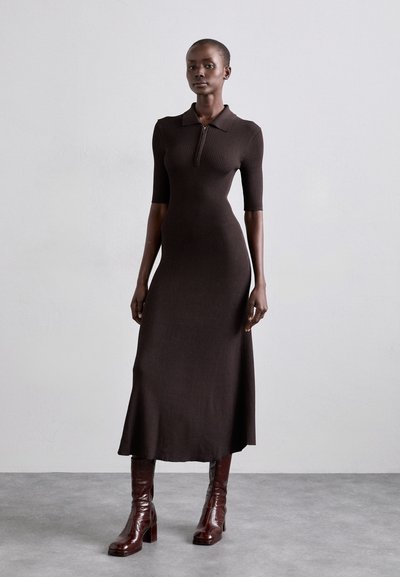 STAUD ROLAND DRESS - Pletené šaty - dark brown