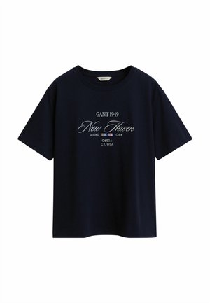 Maglietta in cotone blu navy con maniche corte, scollatura a girocollo, caratterizzata da testo e design stampati bianchi, tra cui "GANT 1949" e "New Haven".