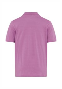 Polo en violet clair, à manches courtes, col classique, tissu doux, design de dos sans coutures, sans logos ni motifs visibles.