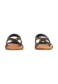 Zwarte leren sandalen met kruisweefpatroon, tan voetbed en een platte zool. Beschikt over een open teen en een instapstijl.