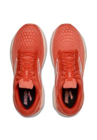 Brooks Ghost 16 jooksujalanõud erksas korallis. Võrgust pealispind perforatsioonidega, lame nöörimine, polsterdatud tallad ja logo aktsendid külgedel ning keelel.