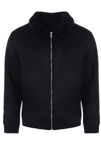 Črna jakna iz mehke tkanine, z mehkim ovratnikom, zadrgo po celotni dolžini in rebrastimi manšetami. Ima preprost, poenostavljen dizajn.