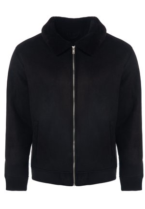 Musta takki pehmeästä kankaasta, jossa on pehmeä kaulus, täysi vetoketju ja joustavat hihansuut. Siinä on yksinkertainen, virheetön muotoilu.