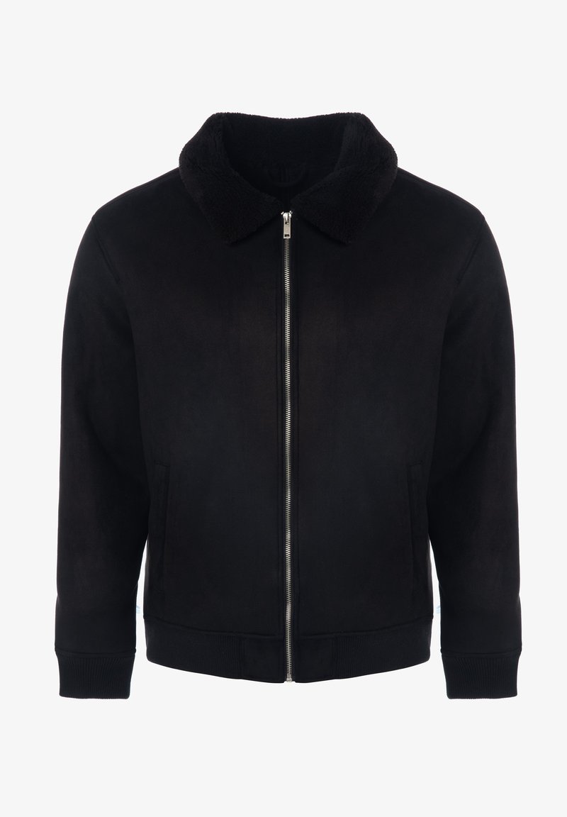 Črna jakna iz mehke tkanine, z mehkim ovratnikom, zadrgo po celotni dolžini in rebrastimi manšetami. Ima preprost, poenostavljen dizajn.