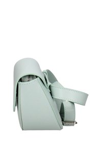Borsa in pelle verde menta con forma triangolare, chiusura a pattina e tracolla. Presenta una superficie testurizzata e dettagli in metallo argentato.