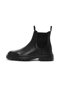 Bota Chelsea de cuero negro con paneles laterales elásticos, punta redondeada, suela de goma gruesa y lengüetas para facilitar el calzado. Superficie suave con un brillo sutil.
