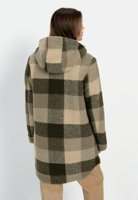 Beige- und grün karierter Wollmantel mit Kapuze, entspanntem Schnitt, langen Ärmeln und abgerundetem Saum. Weiche Textur, minimale Details.