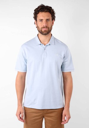 Polo léger bleu avec col, manches courtes et un petit logo brodé sur la poitrine gauche. Confectionné dans un tissu doux et lisse.