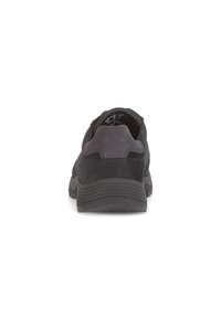 Zwarte sportieve schoen met een gestructureerde bovenkant en rubberen zool. Inclusief gevoerde kraag en een glad achtergedeelte, ontworpen voor comfort en stabiliteit.