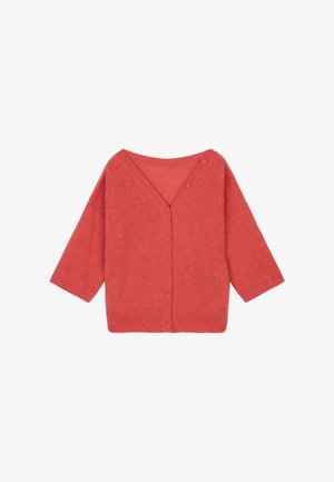 Koraalroze zachte gebreide cardigan met V-hals, knopen aan de voorkant en driekwartmouwen tegen een witte achtergrond.