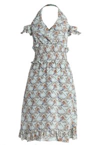 Klänning med blommönster i ljusblått tyg. Har halterneck, volangärmar, smockad midja och en volang i nederkanten.