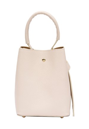 Piccola borsa a secchiello in pelle color crema con manico singolo imbottito e borchia in metallo dorato sulla parte frontale.