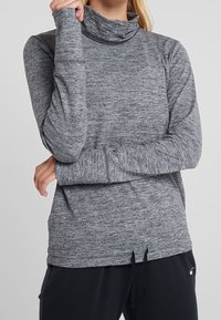 Grauer langärmelig hoher Kragen aus strukturiertem, leichtem Material. Verfügt über einen hohen Hals und eng anliegende Bündchen mit einer lässigen Silhouette.