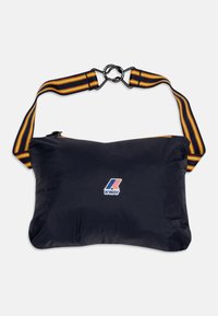 Borsa nera in nylon di forma rettangolare, con una tracolla regolabile a strisce arancioni e gialle e chiusura a zip. Logo K-WAY in evidenza.