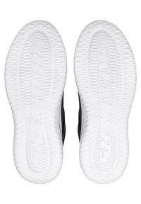 Scarpe da ginnastica nere con suole in gomma bianca testurizzata caratterizzate da un motivo a zigzag e branding impresso. Parte superiore liscia con design affusolato.