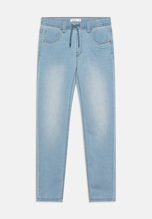 Jean en denim bleu clair avec une ceinture élastique, un cordon de serrage, des poches avant et un léger effet délavé sur les jambes.
