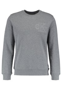 Sudadera gris de tela suave, con cuello redondo, mangas largas y un logo sutil en el pecho. Aberturas laterales en el dobladillo.