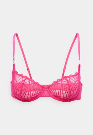 Sostén de encaje rosa brillante con aros y tirantes ajustables, que presenta patrones de malla geométrica en las copas sobre un fondo blanco.