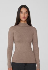 Braunes Langarmoberteil mit hohem Hals, aus einem weichen, dehnbaren Stoff gefertigt. Besitzt eine taillierte Silhouette und eine glatte Textur.
