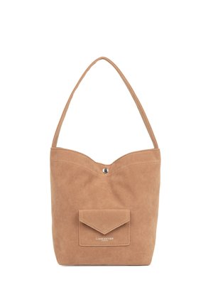 Sac d'épaule en daim beige avec une bandoulière unique, poche frontale en forme d'enveloppe, fermeture à bouton-pression, et "Lancaster Paris" embossé sur la poche.