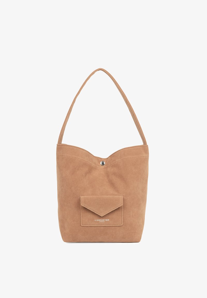Sac d'épaule en daim beige avec une bandoulière unique, poche frontale en forme d'enveloppe, fermeture à bouton-pression, et "Lancaster Paris" embossé sur la poche.