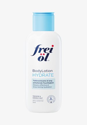 Weiße Plastikflasche mit einem hellblauen Flip-Top-Verschluss. Das Etikett zeigt blaue Schrift, die "BodyLotion HYDRATE" hervorhebt, sowie Produktdetails auf Deutsch und Englisch.