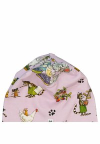 Stickad mössa i ljusrosa med lekfulla mönster av djur, inklusive en katt, mus och kyckling bland växter och köksartiklar.