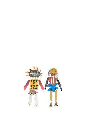 Dos broches abstractos de figurillas coloridas con diversas formas y texturas, que presentan extremidades exageradas y patrones audaces.